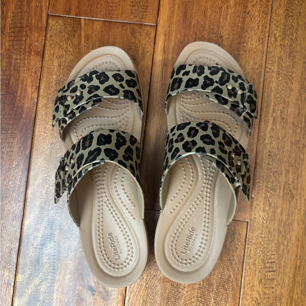 CROCS Brooklyn Low Leopard Animal Print Dual Strap Sandals Tan Black NWOT 6 - Picture 4 of 7